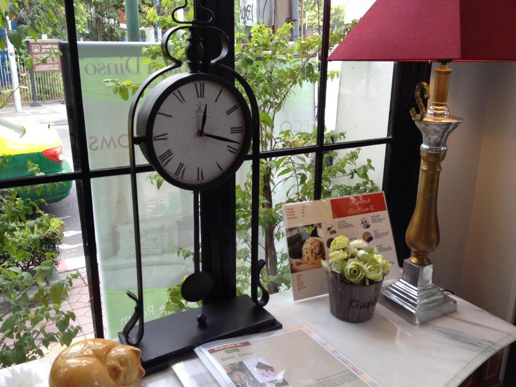 Baan Dinso Hostel@Ratchadamnoen Bangkok Esterno foto